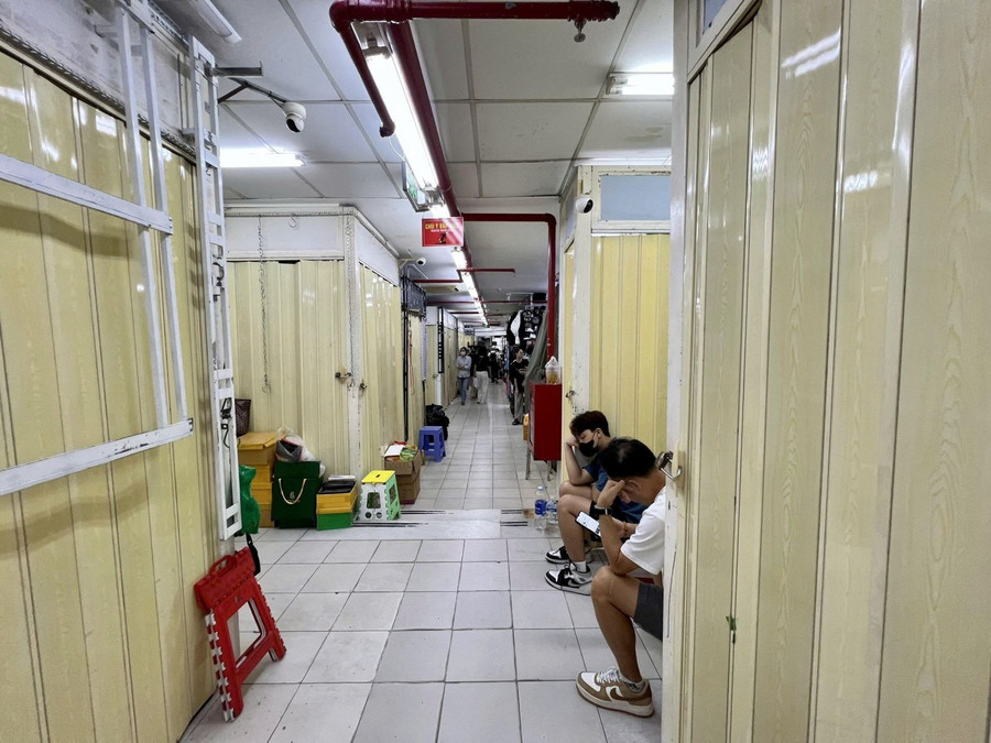 Một số cửa hàng ở trung tâm mua sắm Saigon Square, Quận 1 tạm đóng cửa để né lực lượng chức năng đi kiểm tra hàng hóa. Một số cửa hàng ở trung tâm mua sắm Saigon Square, Quận 1 tạm đóng cửa để né lực lượng chức năng đi kiểm tra hàng hóa.
