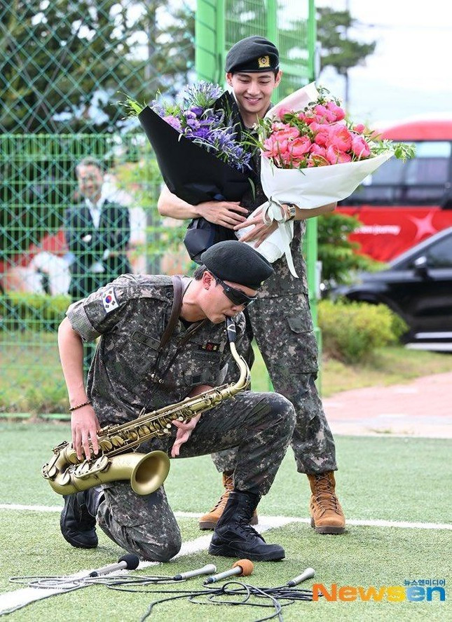 RM - trưởng nhóm BTS và V (bên phải) xuất ngũ sáng 10/6. RM - trưởng nhóm BTS và V (bên phải) xuất ngũ sáng 10/6.