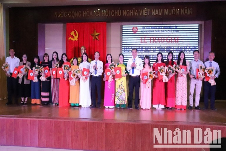Hội đồng Giải Báo chí tỉnh Đắk Lắk trao Giải C cho các tác giả đạt giải. Hội đồng Giải Báo chí tỉnh Đắk Lắk trao Giải C cho các tác giả đạt giải.