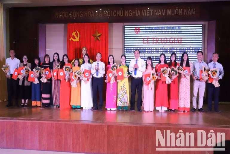 Hội đồng Giải Báo chí tỉnh Đắk Lắk trao Giải C cho các tác giả đạt giải.