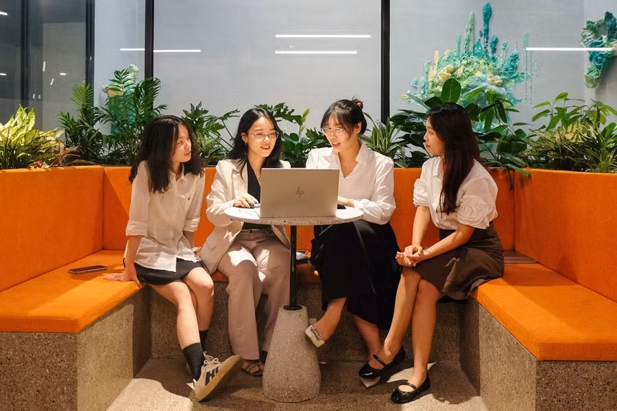 Bạn trẻ ứng dụng các thiết bị, phần mềm công nghệ vào công việc mỗi ngày. Ảnh: TOONG