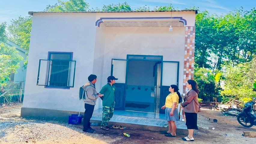 Nhờ sự hỗ trợ của Dự án 1, gia đình chị Rah Lan Dung (làng Bluk, xã Ia Kriêng, huyện Đức Cơ) đã xây dựng được căn nhà khang trang. Ảnh: N.T gia-dinh-chi-rah-lan-dung-lang-bluk-xa-ia-krieng-huyen-duc-co-thuoc-dien-ho-ngheo-me-don-than-nuoi-3-con-nho-duoc-ho-tro-nha-o-anh-nt.jpg