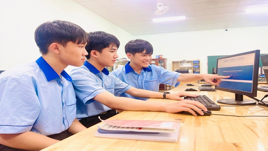 Hai nam sinh Võ Đăng Tuệ (ở giữa) và Đồng Ánh Sơn (bìa phải) lập website phát hiện lừa đảo trên không gian mạng. Ảnh: T.D hai-nam-sinh-vo-dang-tue-o-giua-va-dong-anh-son-ben-phai-anh-thiet-lap-website-phat-hien-lua-dao-tren-khong-gian-manga-td-8827.jpg