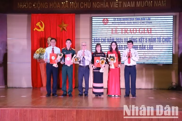 Hội đồng Giải Báo chí tỉnh Đắk Lắk trao Giải B cho các tác giả đạt giải.