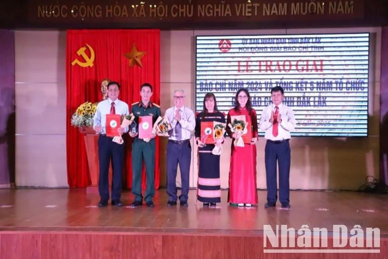 Hội đồng Giải Báo chí tỉnh Đắk Lắk trao Giải B cho các tác giả đạt giải. Hội đồng Giải Báo chí tỉnh Đắk Lắk trao Giải B cho các tác giả đạt giải.