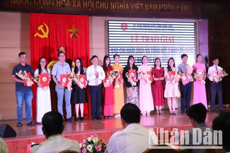 Hội đồng Giải Báo chí tỉnh Đắk Lắk trao Giải C cho các tác giả đạt giải. Hội đồng Giải Báo chí tỉnh Đắk Lắk trao Giải C cho các tác giả đạt giải.