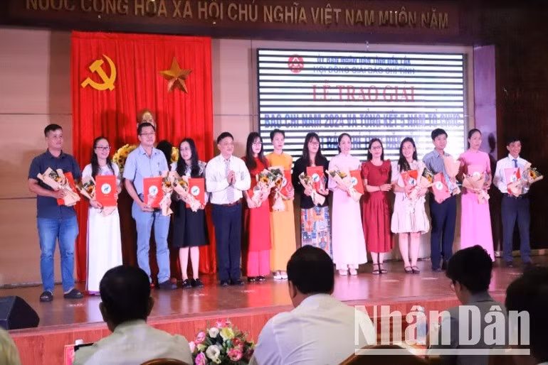 Hội đồng Giải Báo chí tỉnh Đắk Lắk trao Giải C cho các tác giả đạt giải.