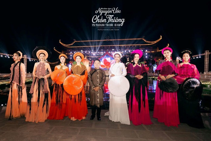 Con đường anh đi dù cô đơn nhưng luôn hạnh phúc Con đường anh đi dù cô đơn nhưng luôn hạnh phúc
