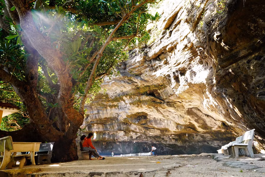 Cổng chùa Hang ở đặc khu Lý Sơn