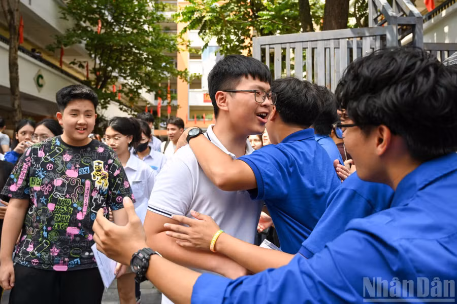 Cái ôm động viên ấm áp và thấu hiểu của tình nguyện viên dành cho thí sinh.