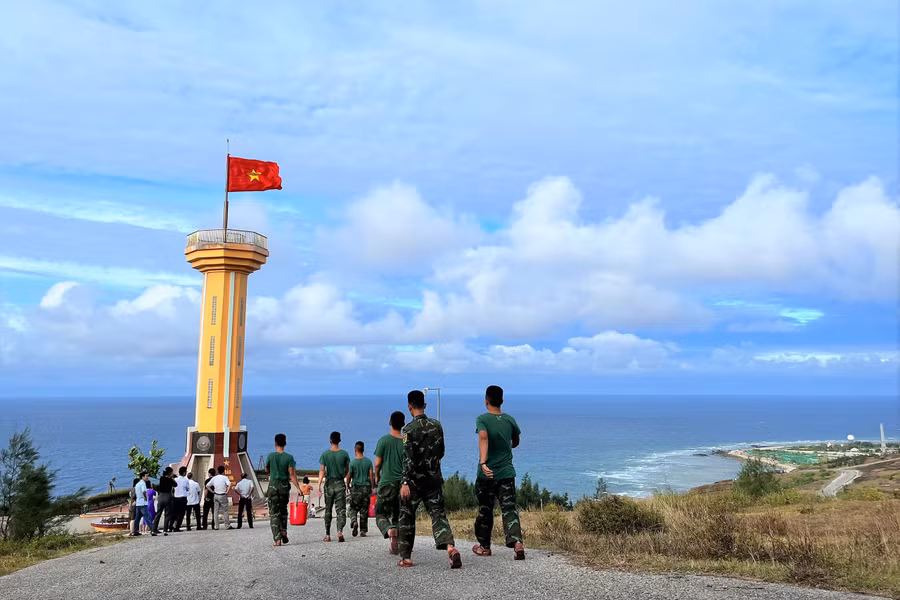 Cột cờ Tổ quốc trên núi Thới Lới