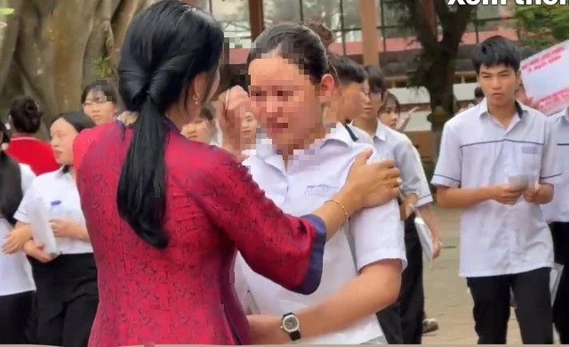 Học sinh tỉnh Đăk Lăk bật khóc sau kỳ thi tốt nghiệp THPT Học sinh tỉnh Đăk Lăk bật khóc sau kỳ thi tốt nghiệp THPT