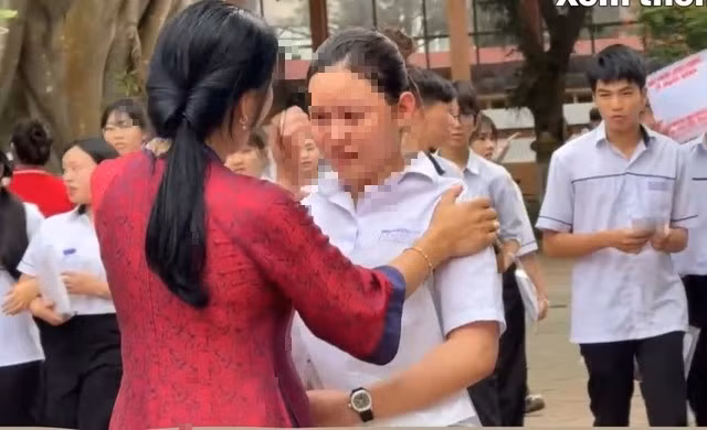 Học sinh tỉnh Đăk Lăk bật khóc sau kỳ thi tốt nghiệp THPT