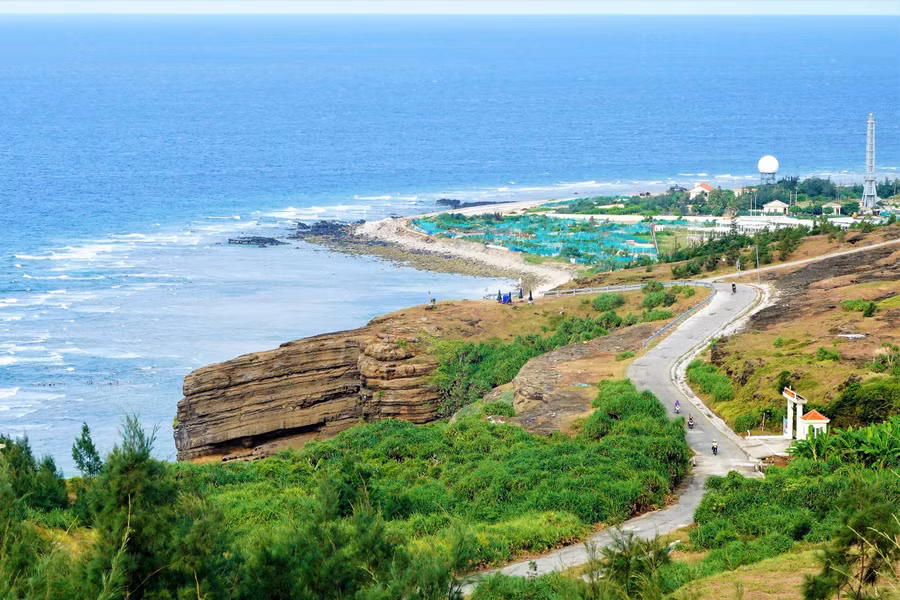 Đường giao thông lên đỉnh núi Thới Lới, cao nhất đặc khu Lý Sơn