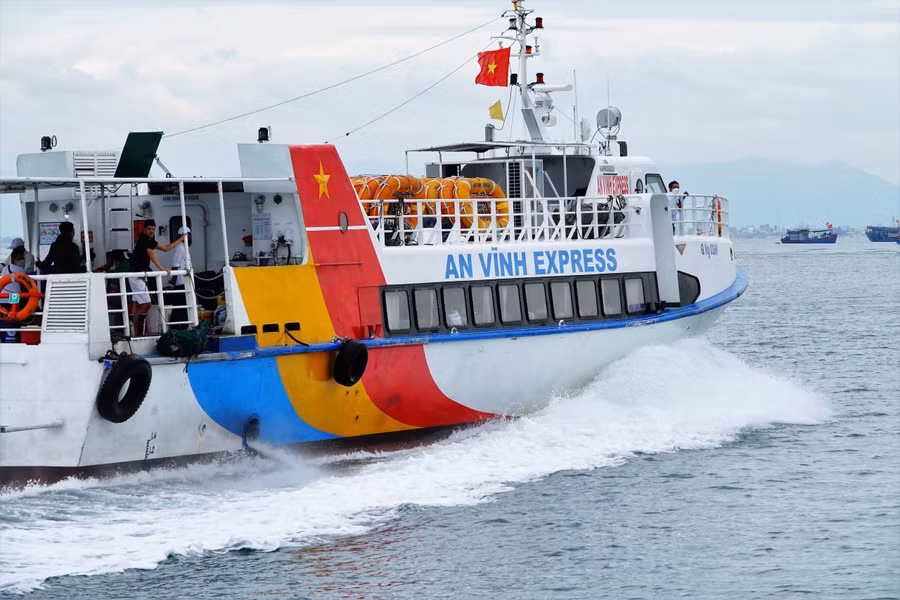 Tàu cao tốc An Vĩnh chở khách ra đặc khu Lý Sơn