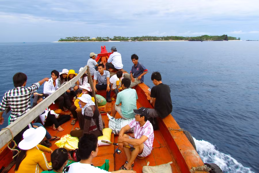 Tàu gỗ chở khách từ đảo Lý Sơn sang đảo Bé, đặc khu Lý Sơn
