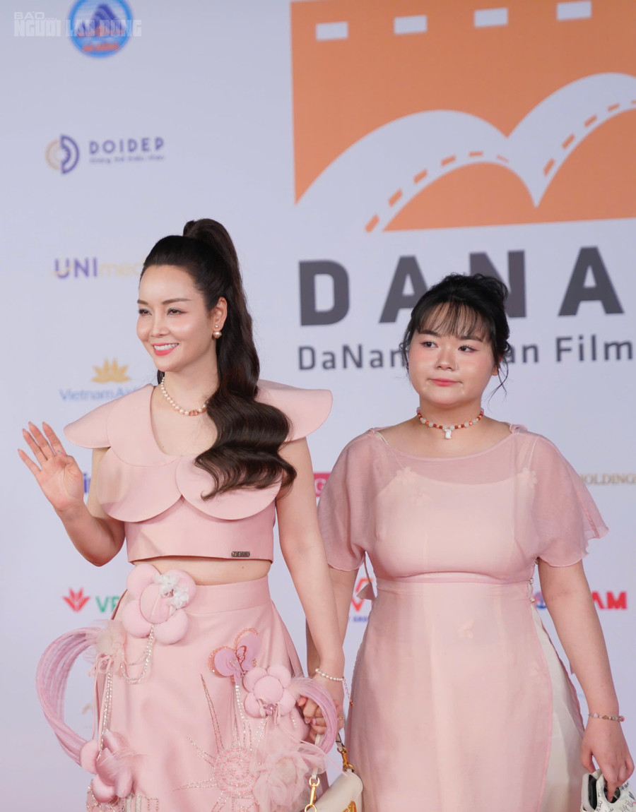 Diễn viên, nhà sản xuất Mai Thu Huyền và con gái dự DANAFF III 2025 Diễn viên, nhà sản xuất Mai Thu Huyền và con gái dự DANAFF III 2025