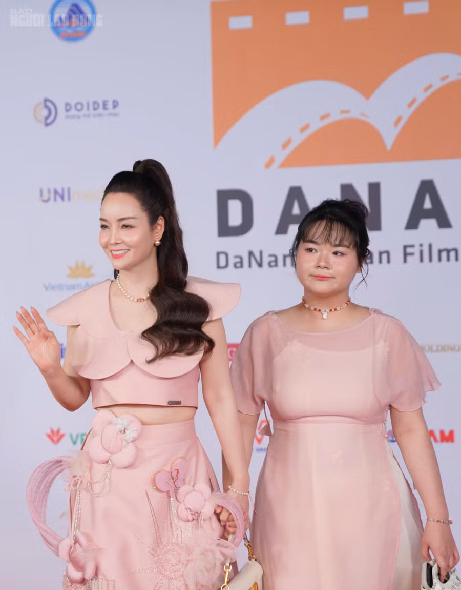 Diễn viên, nhà sản xuất Mai Thu Huyền và con gái dự DANAFF III 2025
