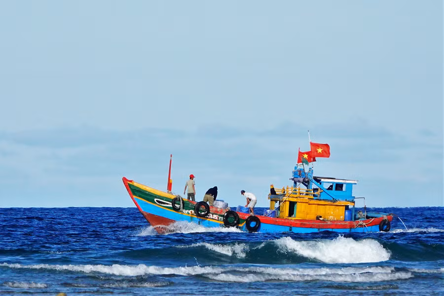 Tàu đánh cá của ngư dân Lý Sơn ra khơi