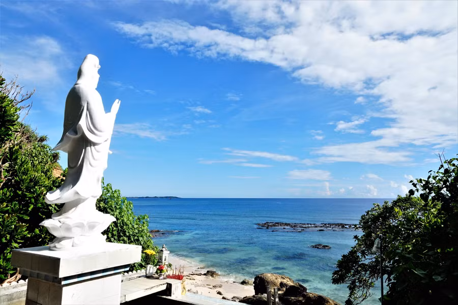 Tượng Phật ở chùa Hang - Thiên Khổng Thạch Tự