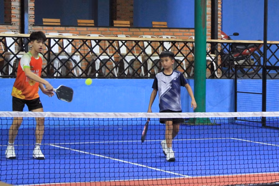 khong-kho-bat-gap-cac-em-nho-tu-lua-tuoi-tieu-hoc-den-trung-hoc-pho-thong-tren-cac-san-pickleball-tren-dia-ban-tinh-gia-lai-anh-hh.jpg