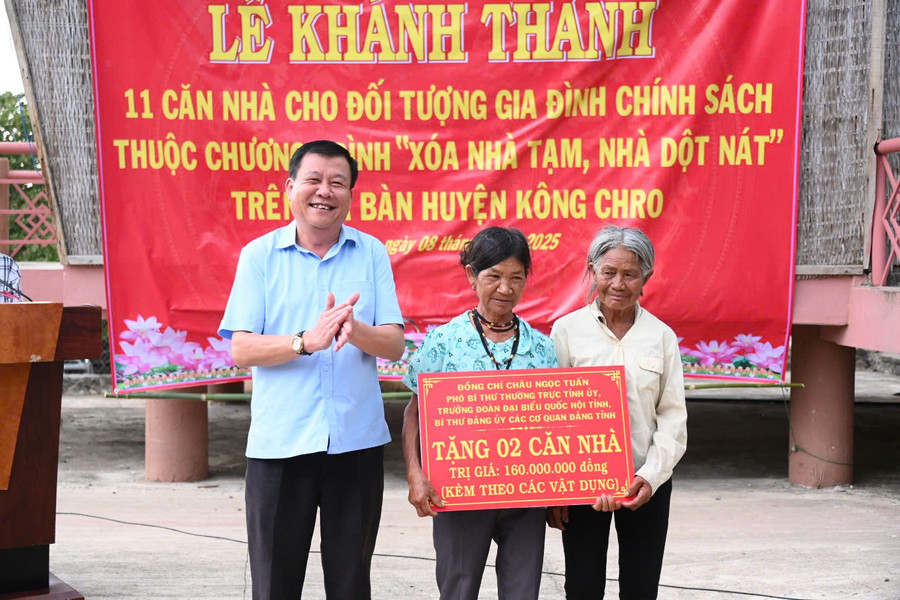 Đồng chí Thái Thanh Bình-Ủy viên Ban Thường vụ Tỉnh ủy, Chủ nhiệm Ủy ban Kiểm tra Tỉnh ủy, Phó Bí thư Thường trực Đảng ủy các cơ quan Đảng tỉnh trao nhà cho các đối tượng xoá nhà tạm, nhà dột nát. Ảnh: P.L ongchi1.jpg