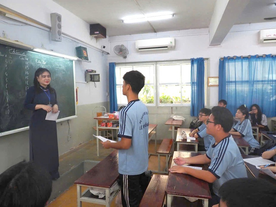 Học sinh lớp 12, Trường THPT Lê Thị Hồng Gấm (quận 3, TPHCM) trong giờ ôn tập vào cuối tháng 5-2025. Ảnh: MINH THƯ Học sinh lớp 12, Trường THPT Lê Thị Hồng Gấm (quận 3, TPHCM) trong giờ ôn tập vào cuối tháng 5-2025. Ảnh: MINH THƯ