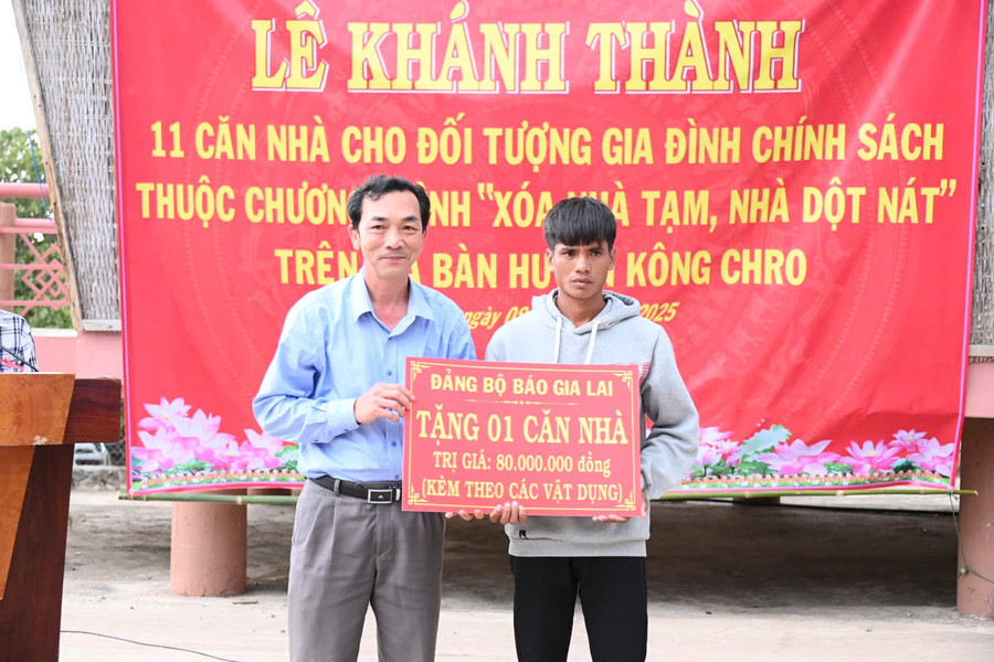 Phó Tổng Biên tập Báo Gia Lai Lương Văn Danh (bìa trái) trao bảng tượng trưng hỗ trợ xây dựng 1 căn nhà ở cho hộ nghèo ở huyện Kông Chro. Ảnh: Đ.T Phó Tổng Biên tập Báo Gia Lai Lương Văn Danh (bìa trái) trao bảng tượng trưng hỗ trợ xây dựng 1 căn nhà ở cho hộ nghèo ở huyện Kông Chro. Ảnh: Đ.T