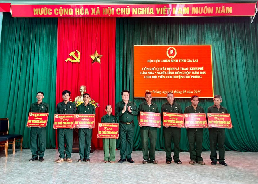 Ông Phạm Mạnh Hùng (ở giữa)-Phó phụ trách Chủ tịch Hội Cựu chiến binh tỉnh trao bảng tượng trưng kinh phí xây nhà ở cho hội viên cựu chiến binh ở huyện Chư Prông. Ảnh: P.L Ông Phạm Mạnh Hùng (ở giữa)-Phó phụ trách Chủ tịch Hội Cựu chiến binh tỉnh trao bảng tượng trưng kinh phí xây nhà ở cho hội viên cựu chiến binh ở huyện Chư Prông. Ảnh: P.L