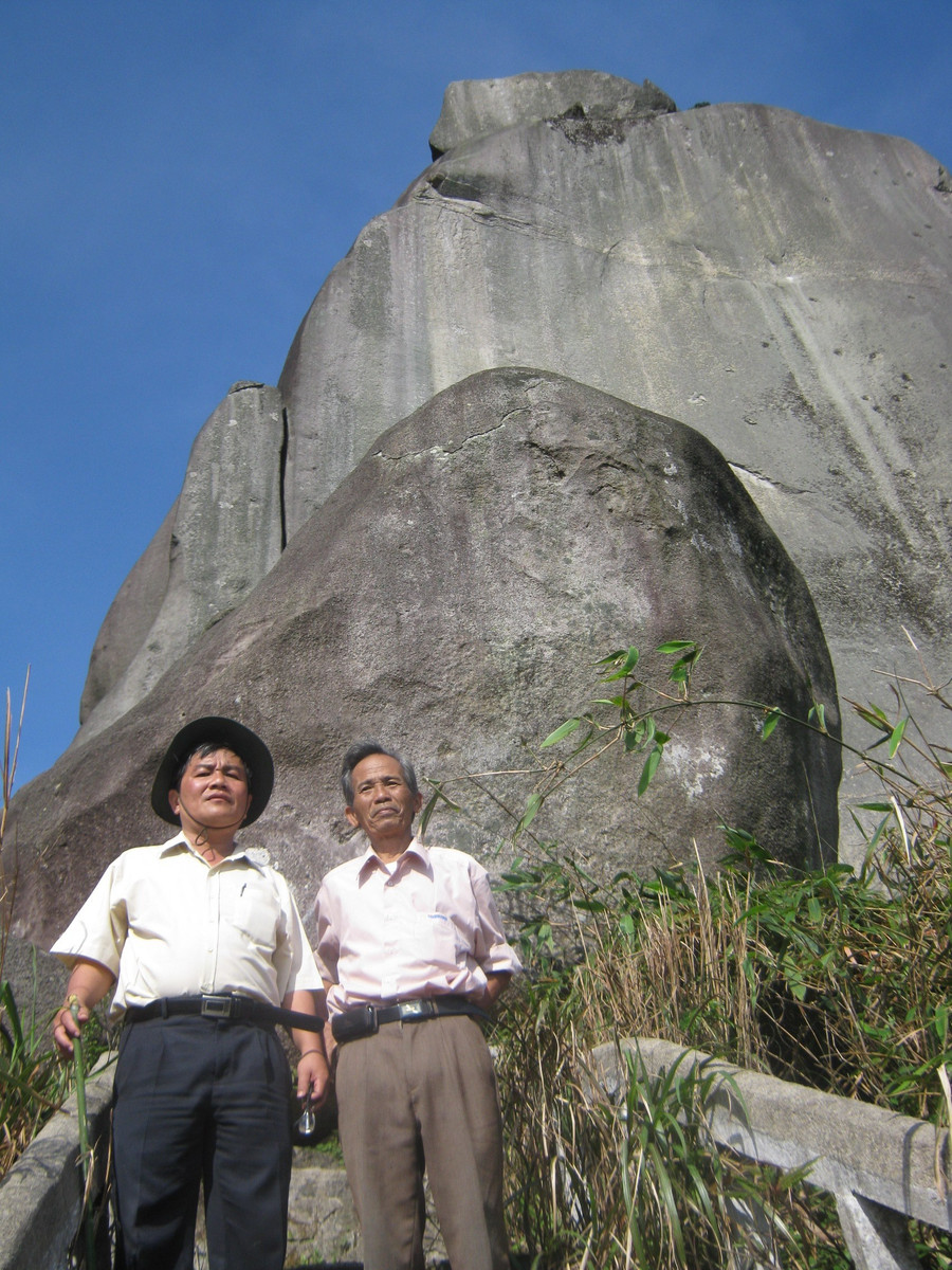 Nhà thơ Nguyễn Thanh Mừng (trái) và nhà thơ Lê Văn Ngăn trong một lần leo núi. Ảnh: ĐỨC TUẤN nha-tho-nguyen-thanh-mung-trai-va-nha-tho-le-van-ngan-trong-mot-lan-leo-nui-anh-duc-tuan.jpg