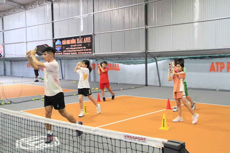 Pickleball thu hút đông đảo học sinh bởi sự mới mẻ và dễ chơi. Ảnh: H.B pickleball-thu-hut-dong-dao-hoc-sinh-boi-su-moi-me-vui-nhon-va-de-choi-anh-hh.jpg