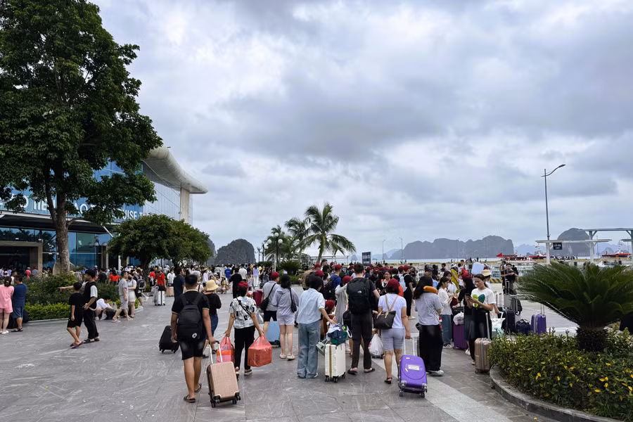 Du khách tại cảng quốc tế Ao Tiên