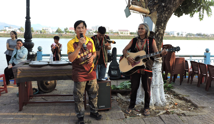 Bên bờ sông Đăk Bla thường xuyên diễn ra các hoạt động văn hóa, văn nghệ. Ảnh: T.H aaaaa.png