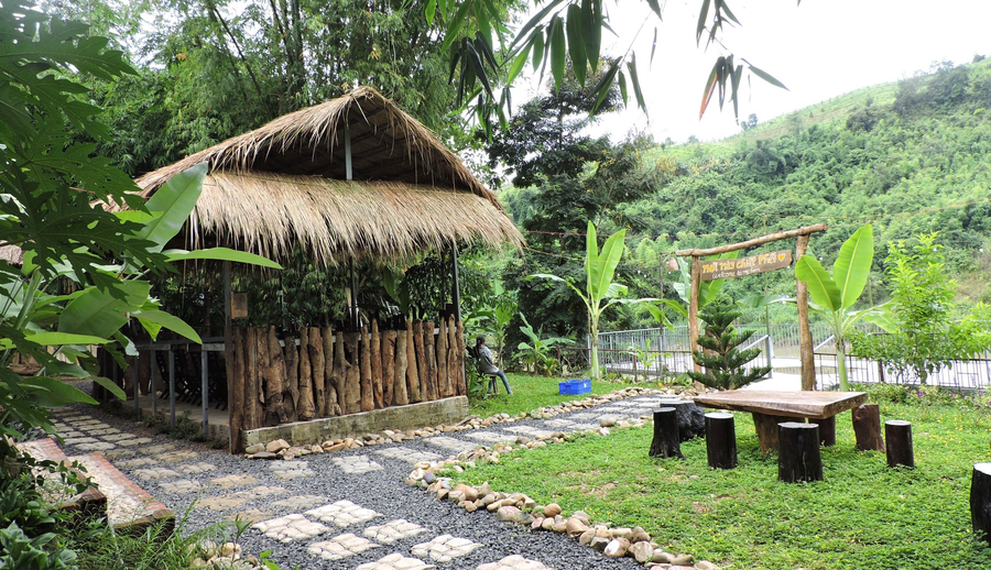 Những năm gần đây, nhiều gia đình sinh sống bên bờ sông Đăk Bla đã đầu tư làm homestay, phát triển du lịch tại chỗ. Ảnh: T.H bbbbbb.png
