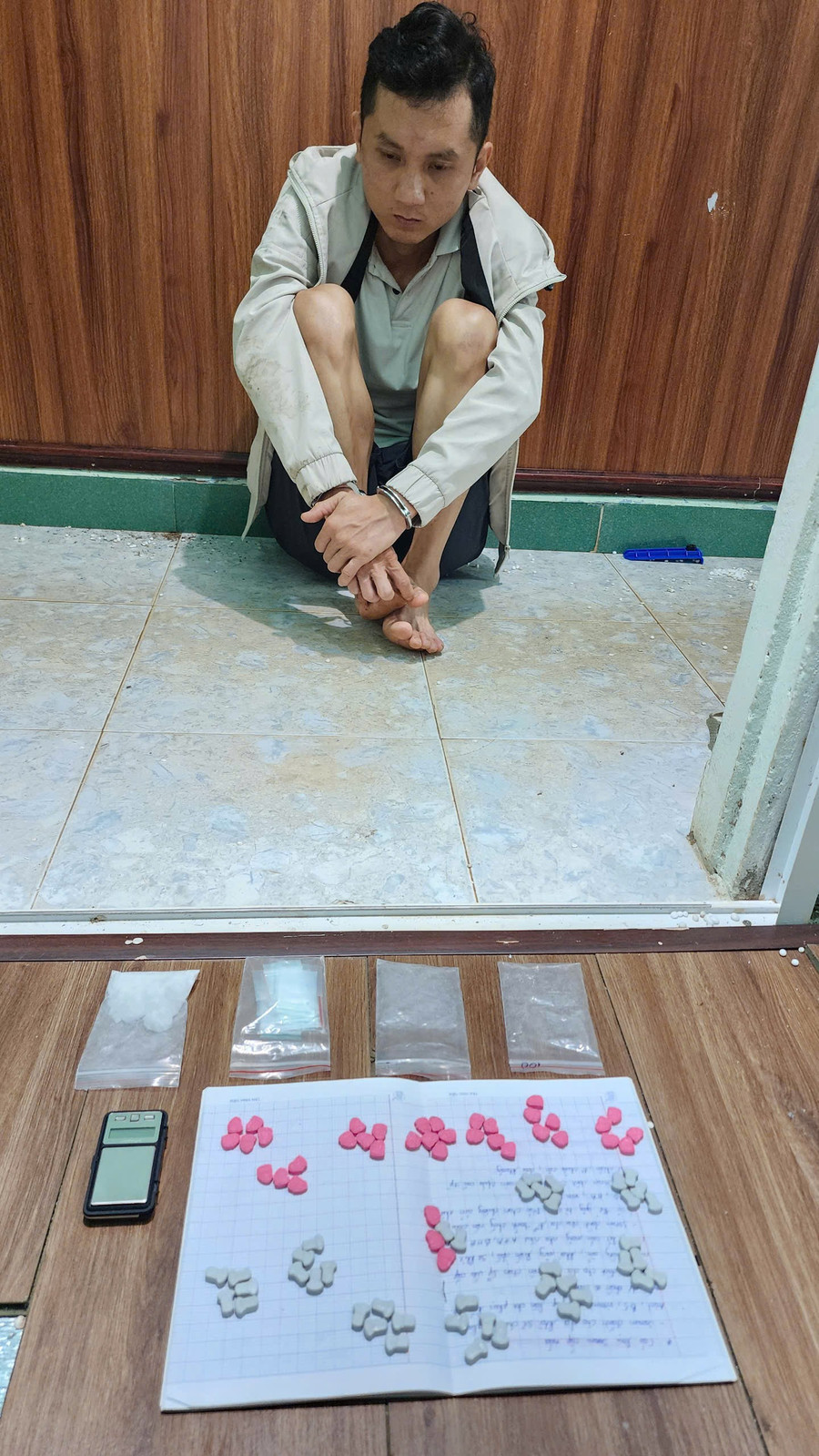 Trần Trung Hiếu cùng số thuốc lắc bị thu giữ. Ảnh: Đại Hải tran-trung-hieu-cung-so-thuoc-lac-bi-thu-giu-anh-dai-hai.jpg