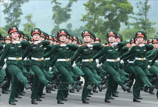 ក្រុមពេទ្យយោធាស្ត្រីចូលរួមក្នុងការហ្វឹកហាត់រួម។ រូបថត៖ Trong Duc/VNA Khối nữ quân y tham gia hợp luyện. Ảnh: Trọng Đức/TTXVN