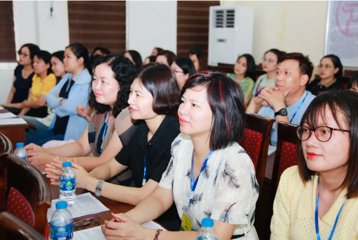 Cán bộ tham gia công tác coi thi có mặt tại điểm thi để họp, nghe trưởng điểm thi phổ biến quy chế và những điểm mới, điểm lưu ý trong quá trình tổ chức coi thi sáng 25-6 Cán bộ tham gia công tác coi thi có mặt tại điểm thi để họp, nghe trưởng điểm thi phổ biến quy chế và những điểm mới, điểm lưu ý trong quá trình tổ chức coi thi sáng 25-6