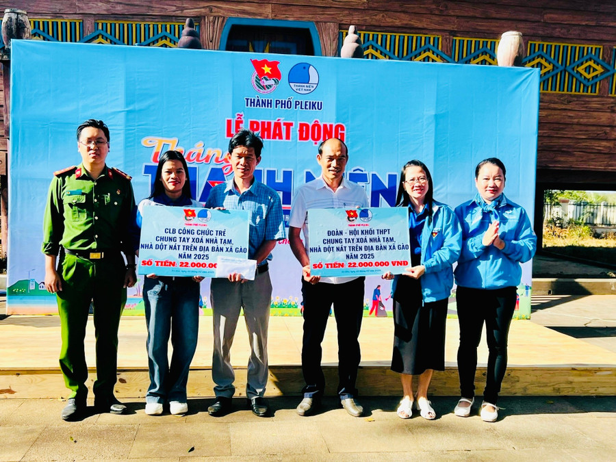Đại diện Đoàn-Hội khối THPT ở TP. Pleiku trao bảng tượng trưng kinh phí hỗ trợ xóa nhà tạm, nhà dột nát cho đại diện UBND xã Gào. Ảnh: P.L Đại diện Đoàn-Hội khối THPT ở TP. Pleiku trao bảng tượng trưng kinh phí hỗ trợ xóa nhà tạm, nhà dột nát cho đại diện UBND xã Gào. Ảnh: P.L