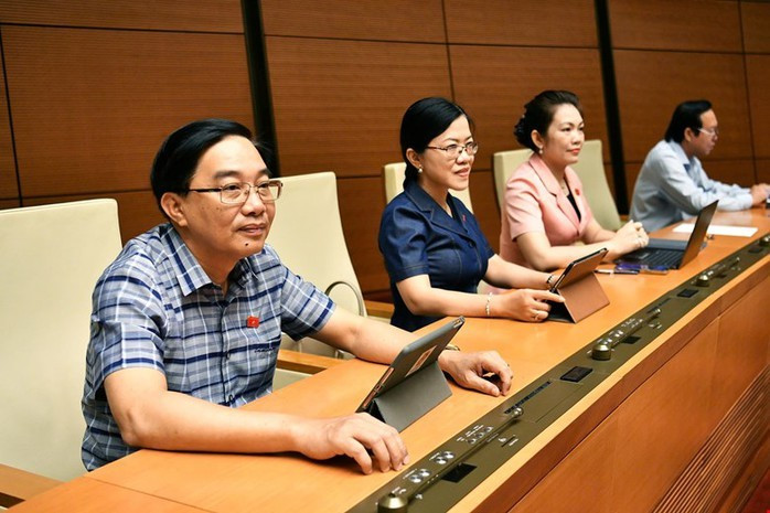 Các đại biểu tại phiên họp thông qua luật sáng 25-6. Ảnh: Phạm Thắng Các đại biểu tại phiên họp thông qua luật sáng 25-6. Ảnh: Phạm Thắng