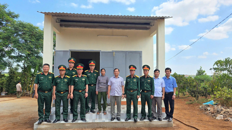 Đại diện lãnh đạo Sở Nông nghiệp và Môi trường, TP. Pleiku và các đơn vị quân đội bàn giao nhà cho hộ khó khăn về nhà ở tại xã Gào. Ảnh: P.D Đại diện lãnh đạo Sở Nông nghiệp và Môi trường, TP. Pleiku và các đơn vị quân đội bàn giao nhà cho hộ khó khăn về nhà ở tại xã Gào. Ảnh: P.D