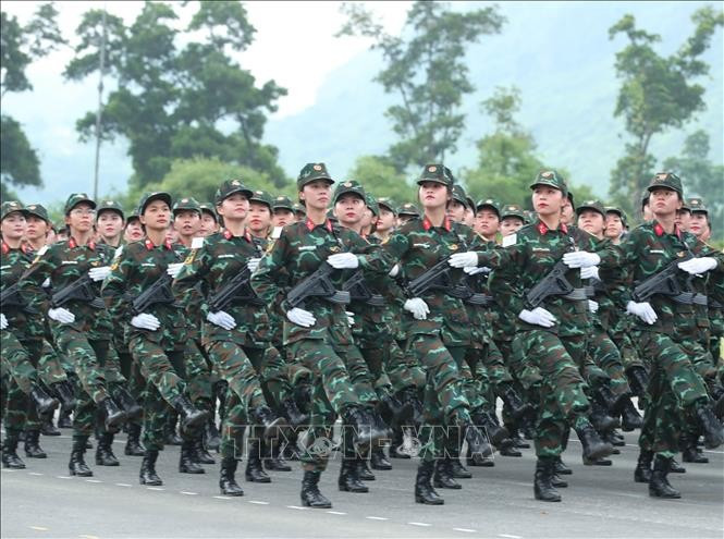 ទាហានកងកុម្ម៉ង់ដូស្ត្រីចូលរួមក្នុងការហ្វឹកហាត់រួម។ រូបថត៖ Trong Duc/VNA Khối nữ chiến sĩ biệt động tham gia hợp luyện. Ảnh: Trọng Đức/TTXVN
