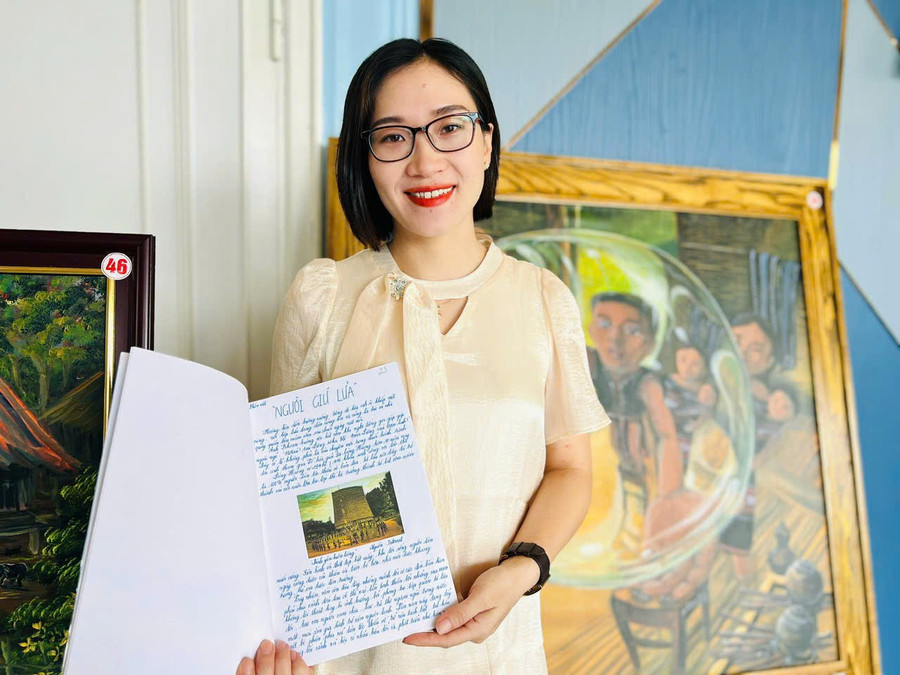 Chị Hoàng Thị Thu Thảo-Công an xã Hòa Phú (huyện Chư Păh) bên tác phẩm đạt giải nhất của mình. Ảnh: Đinh Yến chi-hoang-thi-thu-thao-cong-an-xa-hoa-phu-huyen-chu-pah-ben-tac-pham-dat-giai-nhat-cua-minh-anh-dinh-yen.jpg