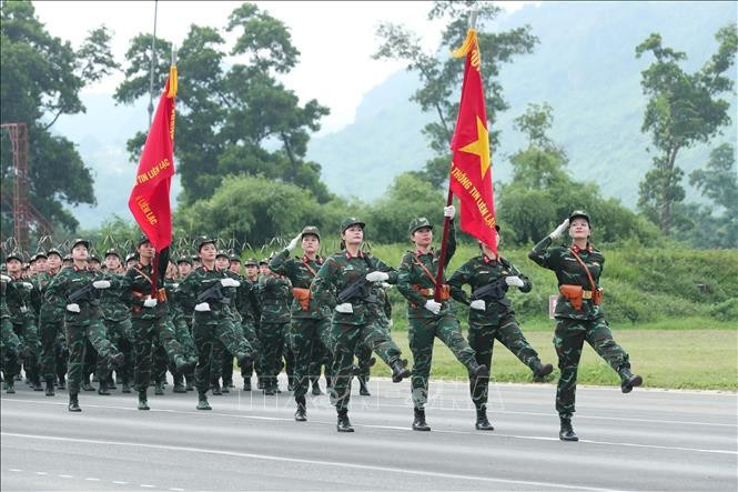 ទាហានស្រីចូលរួមក្នុងការហ្វឹកហាត់រួម។ រូបថត៖ Trong Duc/VNA Khối nữ các lượng lượng tham gia hợp luyện. Ảnh: Trọng Đức/TTXVN