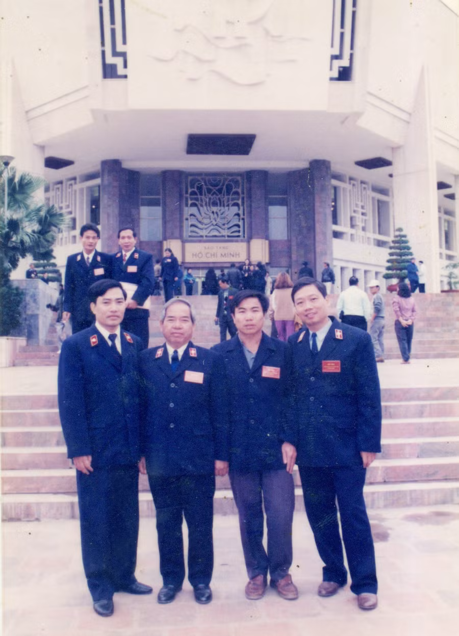 Ông Đinh Văn Đưới (thứ 2 từ trái qua), nguyên Viện trưởng VKSND tỉnh Gia Lai. Ảnh: N.A.M