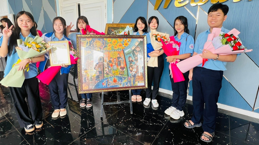 Nhóm tác giả Trường THPT Chuyên Hùng Vương (TP. Pleiku) đã xuất sắc giành giải nhất phần thi vẽ tranh với tác phẩm “Bếp lửa hồng bừng sáng buôn làng”. Ảnh: Đinh Yến nhom-tac-gia-truong-thpt-chuyen-hung-vuong-tp-pleiku-da-xuat-sac-gianh-giai-nhat-phan-thi-ve-tranh-voi-tac-pham-bep-lua-hong-bung-sang-buon-lang-anh-dinh-yen.jpg