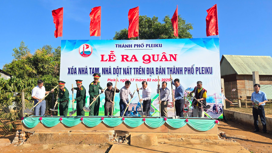 Thành phố Pleiku ra quân xóa nhà tạm, nhà dột nát trên địa bàn. Ảnh: P.D ubnd-tp-pleiku-ra-quan-xoa-nha-tam-nha-dot-nat-tren-dia-ban-tp-pleiku-anh-pd.jpg