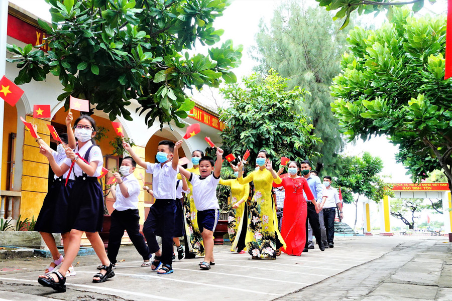 Học sinh và hộ dân của đảo Sinh Tồn thuộc đặc khu Trường Sa, hôm nay Học sinh và hộ dân của đảo Sinh Tồn thuộc đặc khu Trường Sa, hôm nay