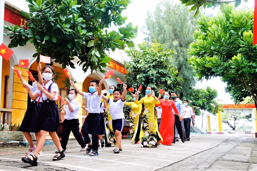 Học sinh và hộ dân của đảo Sinh Tồn thuộc đặc khu Trường Sa, hôm nay