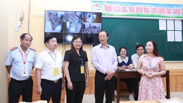 Ban chấm thi số 2 của tỉnh Ninh Bình gồm khu vực chấm thi trắc nghiệm và tự luận. Ban chấm thi số 2 của tỉnh Ninh Bình gồm khu vực chấm thi trắc nghiệm và tự luận.