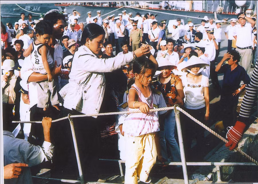 Nhân dân tỉnh Khánh Hòa tiễn người thân ra sinh sống tại Trường Sa, năm 2006